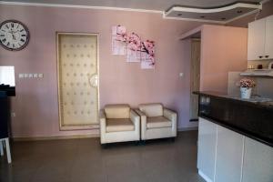 Una cocina o zona de cocina en Apartman Lara