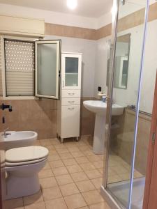 La casa di Marta في مارينيلا دي سيلينونتي: حمام مع مرحاض ومغسلة ودش
