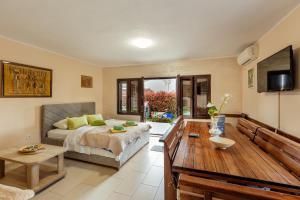 ein Wohnzimmer mit einem Bett und einem Tisch in der Unterkunft Apartments Kosta in Tivat