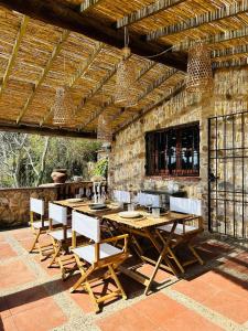 un patio al aire libre con mesa de madera y sillas en B&B La Vista Brava, en Platja d'Aro