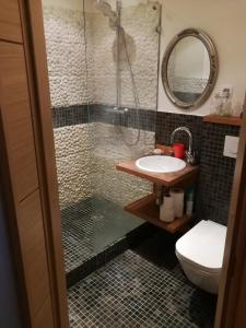 La salle de bains est pourvue d'une douche, d'un lavabo et de toilettes. dans l'établissement Apartamentai 78, à Mažeikiai