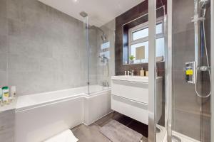 Bathroom sa Brand New 3BDR with Garden&Free Parking in Hendon