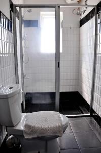 een badkamer met een douche en een toilet bij Sea View Hotel in Colombo