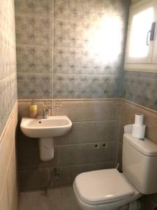 Un baño pequeño con inodoro y lavabo. en Apartment in Gardenia compound, en Madīnat Sittah Uktūbar 19 fotos más