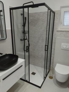 A bathroom at Apartments Mirna