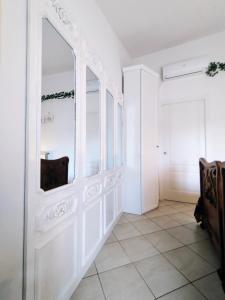 Villongo SantʼAlessandro的住宿－Mansarda di Masha，一间设有白色门和瓷砖地板的客房