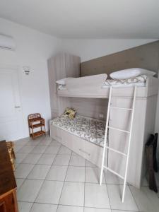 a small room with a bunk bed and a ladder at Mansarda di Masha in Villongo SantʼAlessandro