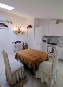 a kitchen with a table and chairs in a room at Mansarda di Masha in Villongo SantʼAlessandro