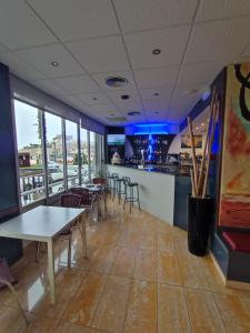 Reštaurácia alebo iné gastronomické zariadenie v ubytovaní Hotel Rio Mar