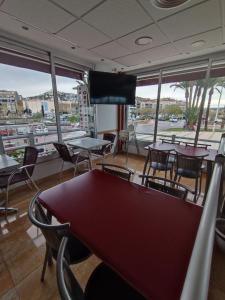 Reštaurácia alebo iné gastronomické zariadenie v ubytovaní Hotel Rio Mar