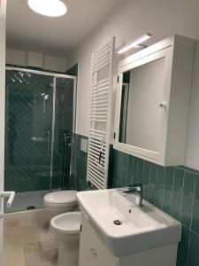 烏迪內的住宿－Piccola Corte，一间带水槽、卫生间和淋浴的浴室