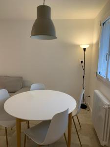 una mesa blanca y sillas en la sala de estar. en Piccola Corte en Udine