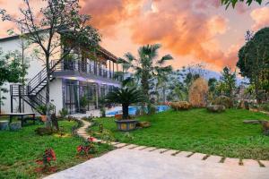 a house with a garden in front of it at Phúc Hưng Kazin Homestay Ba vì in Ba Vì