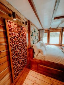 a bedroom with a bed in the middle of a room at Dav-Venture in Labuan Bajo