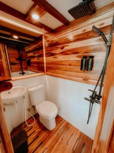 uma casa de banho com um WC e um lavatório em Dav-Venture em Labuan Bajo
