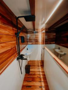 ein Bad mit einem Waschbecken und 2 Waschbecken in der Unterkunft Dav-Venture in Labuan Bajo