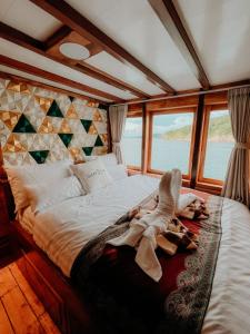 ein Bett in einem Boot, auf dem Leute liegen in der Unterkunft Dav-Venture in Labuan Bajo