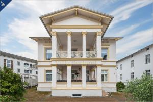 黑靈斯多夫的住宿－Villa Seeland 179 Villa Seeland App 1，一座带阳台的建筑