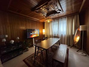 ソウルにあるMokdong Rodeo 3 roomのリビングルーム(ダイニングテーブル、テレビ付)