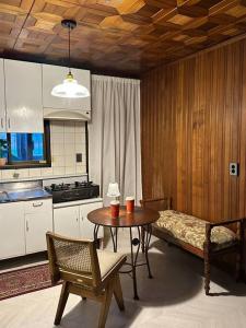 ソウルにあるMokdong Rodeo 3 roomのキッチン(テーブル、ソファ、テーブル、テーブル付)