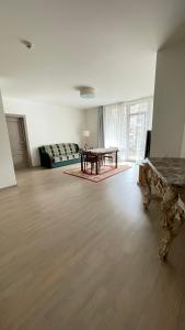- un salon avec une table et un canapé dans l'établissement Hugo apartment & parking, à Riga