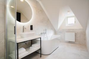 uma casa de banho com um lavatório e um espelho em NOBILIS RESIDENCE em Praga