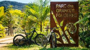 Dos bicicletas están estacionadas junto a una señal. en Bungalow Sarraméa en Sarraméa