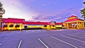 un parking vide devant un bâtiment dans l'établissement Village Inn Clemmons-Winston Salem, Trademark by Wyndham, à Clemmons