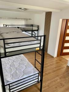 Postel nebo postele na pokoji v ubytování Domek u Kacpra