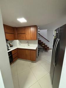 Virtuvė arba virtuvėlė apgyvendinimo įstaigoje Hermoso apartamento en Sabaneta