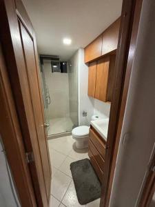 mała łazienka z toaletą i prysznicem w obiekcie Hermoso apartamento en Sabaneta w mieście Sabaneta