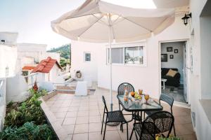 A seating area at Olympia's Cozy Guesthouse