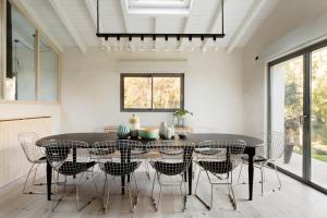 a dining room with a black table and chairs at Libélula de El Vergel de Chilla in Candeleda