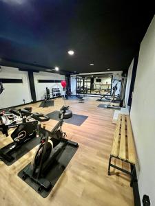 een fitnessruimte met verschillende loopbanden en een bank in een kamer bij Nordic Avantage Hotel in Kiel