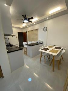 uma cozinha e sala de estar com mesa e cadeiras em Mountain View em Binangonan