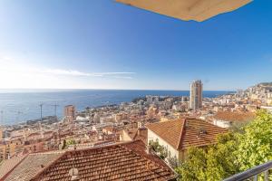 uitzicht op de stad en de oceaan bij Amazing Sea View T2- Near Monaco in Beausoleil