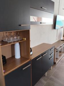 a kitchen with black cabinets and wooden counters at Xareu-Balanço das Ondas! in Cabo de Santo Agostinho