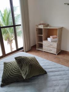 um quarto com uma cama com uma almofada em Xareu-Balanço das Ondas! em Cabo de Santo Agostinho