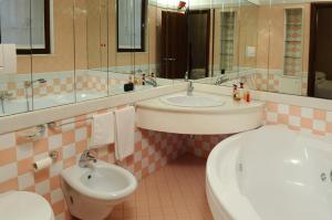 Koupelna v ubytování Hotel Malpensafiera