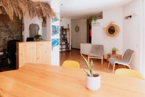 um quarto com uma mesa e cadeiras de madeira e um quarto com uma mesa em Endless Summer Hostel em Adeje