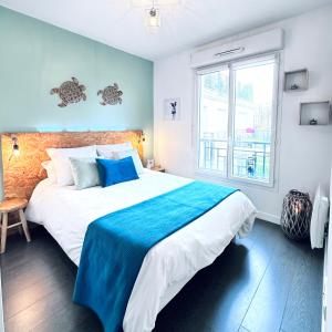 een slaapkamer met een groot bed en een raam bij Sweet apartment in front of Disneyland's castel in Montévrain