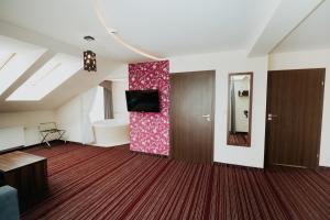 Telewizja i/lub zestaw kina domowego w obiekcie Noclegi - Apartamenty Żołynianka