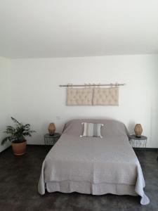 En eller flere senge i et værelse på la fenass + 18 billeder