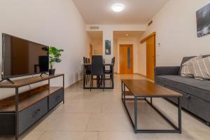 - un salon avec un canapé et une table dans l'établissement Apartment downtown Merida Close to Roman Theater, à Mérida