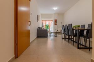 - une salle à manger et un salon avec une table et des chaises dans l'établissement Apartment downtown Merida Close to Roman Theater, à Mérida
