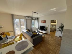 札格雷布的住宿－Sweet yellow，客厅配有沙发和桌子