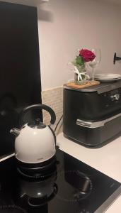 a tea kettle sitting on top of a toaster oven at Dar Kareem in Villeparisis