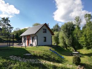 Rodzinna Przystañ في لوبافكا: منزل صغير على تلة مع ملعب