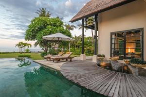 Villa con piscina y casa en Villa Banjar Beach, en Banjar