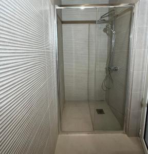 W łazience znajduje się prysznic ze szklanymi drzwiami. w obiekcie Apartmani Simona w Budvie